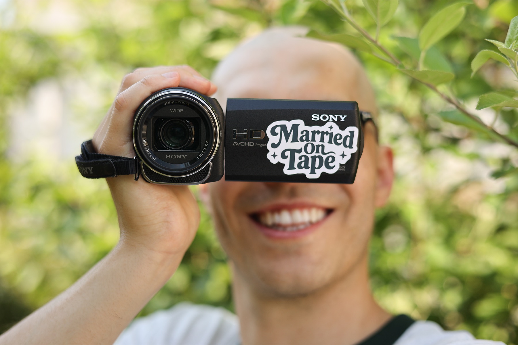 Person filmt mit einem Married on Tape Camcorder